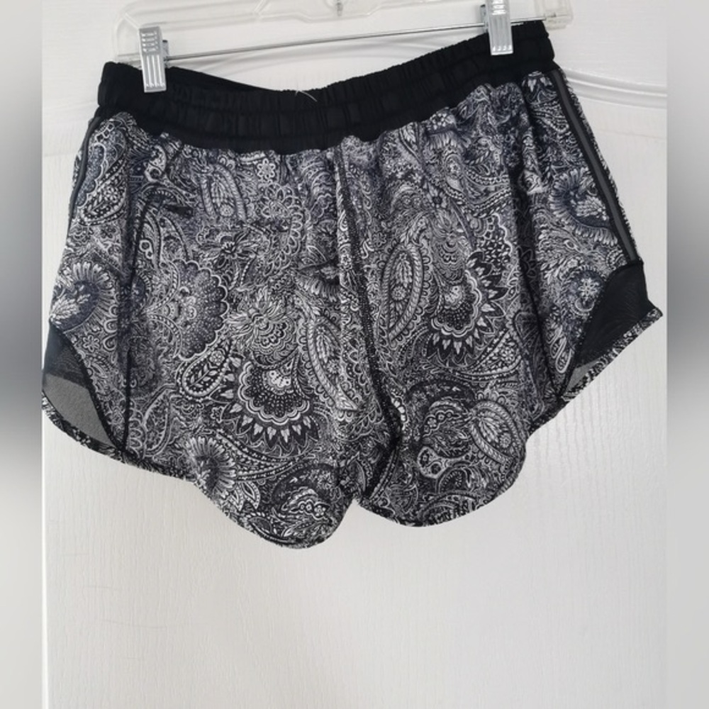Lululemon Hotty Hot Short (Long)Mini Antique Paisley White Black / Black size 8 - Picture 6 of 10